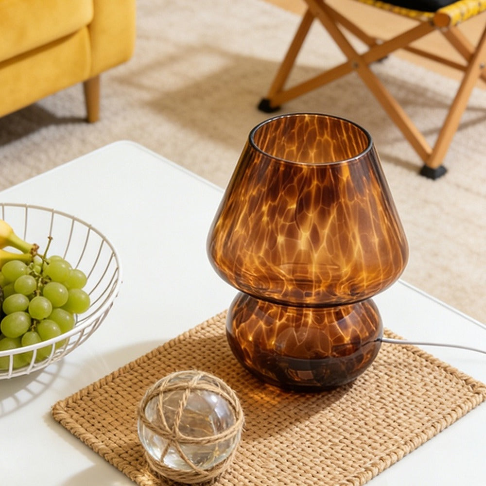 Lampe à poser champignon en verre écaille – Calvi, vue d’ambiance