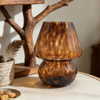 Lampe à poser champignon en verre écaille – Calvi, vue d’ambiance