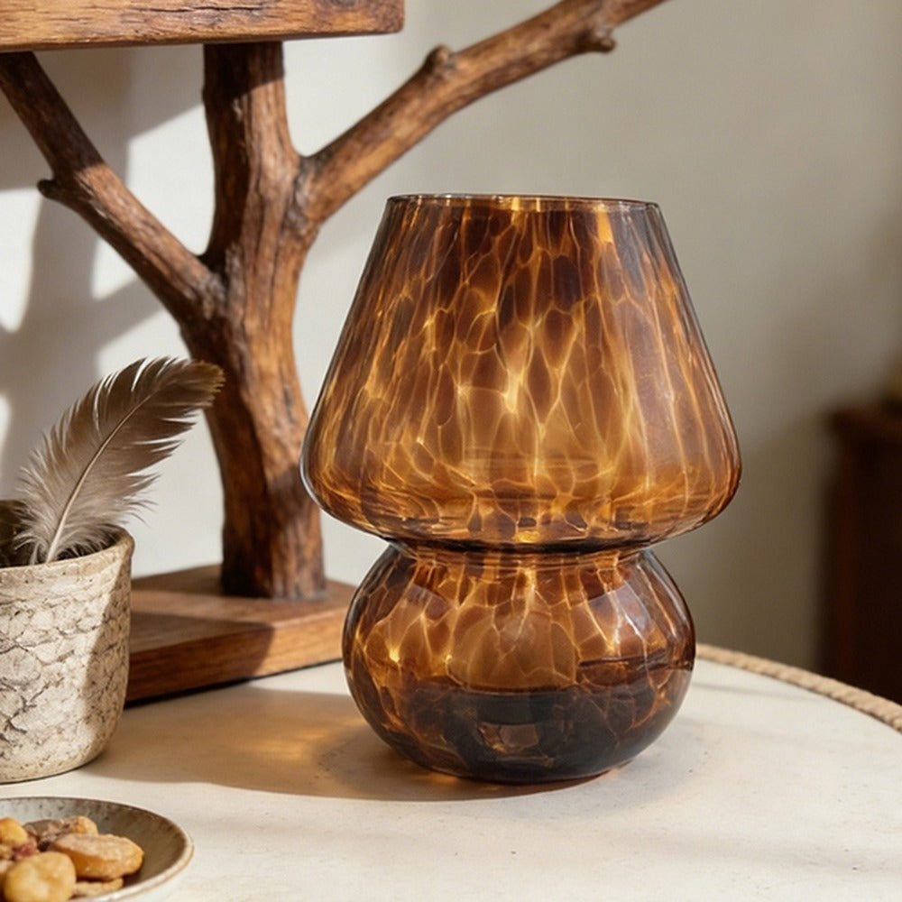 Lampe à poser champignon en verre écaille – Calvi, vue d’ambiance