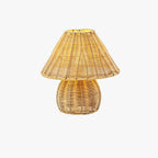 Lampe à poser en bambou tressé main, abat-jour conique – Chiran, sur fond blanc