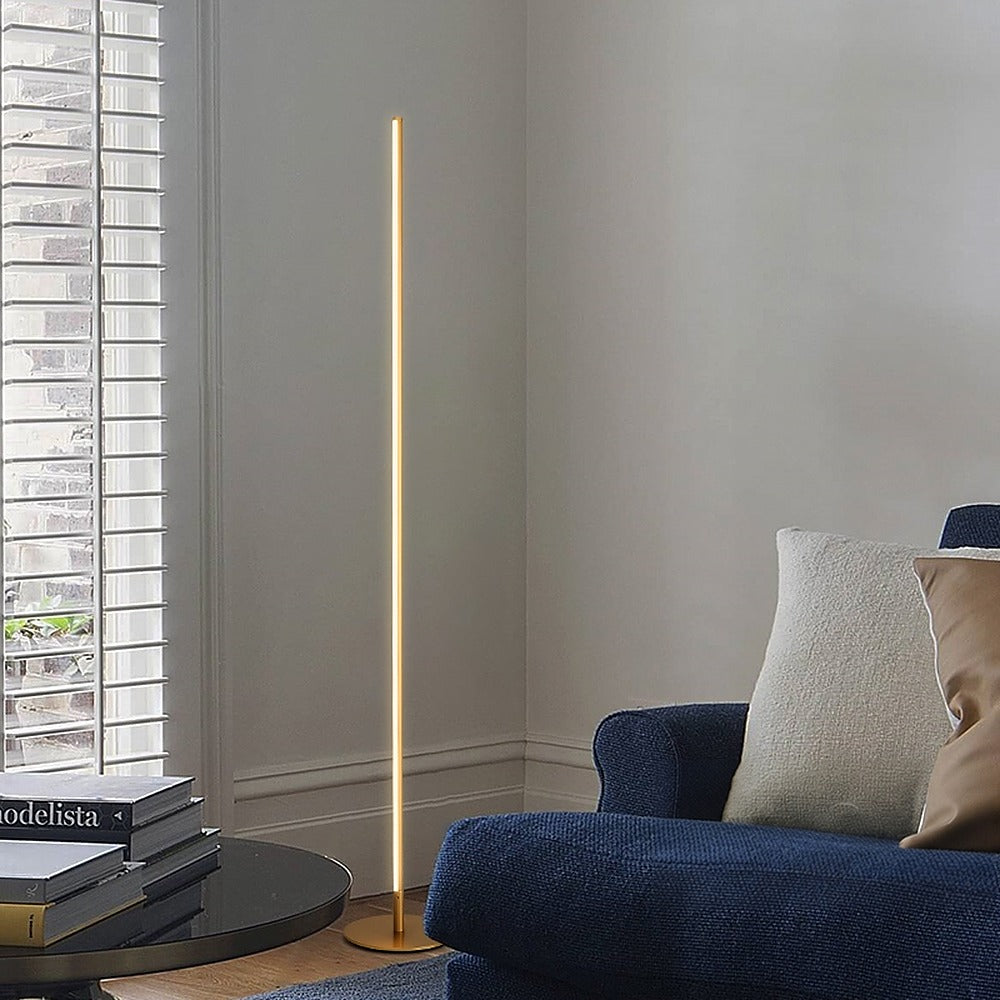 Lampadaire tige LED minimaliste, noir, or ou argent – Comillas dans un intérieur
