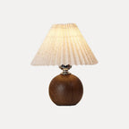 Lampe abat-jour plissé et pied boule en bois – Conques, sur fond blanc