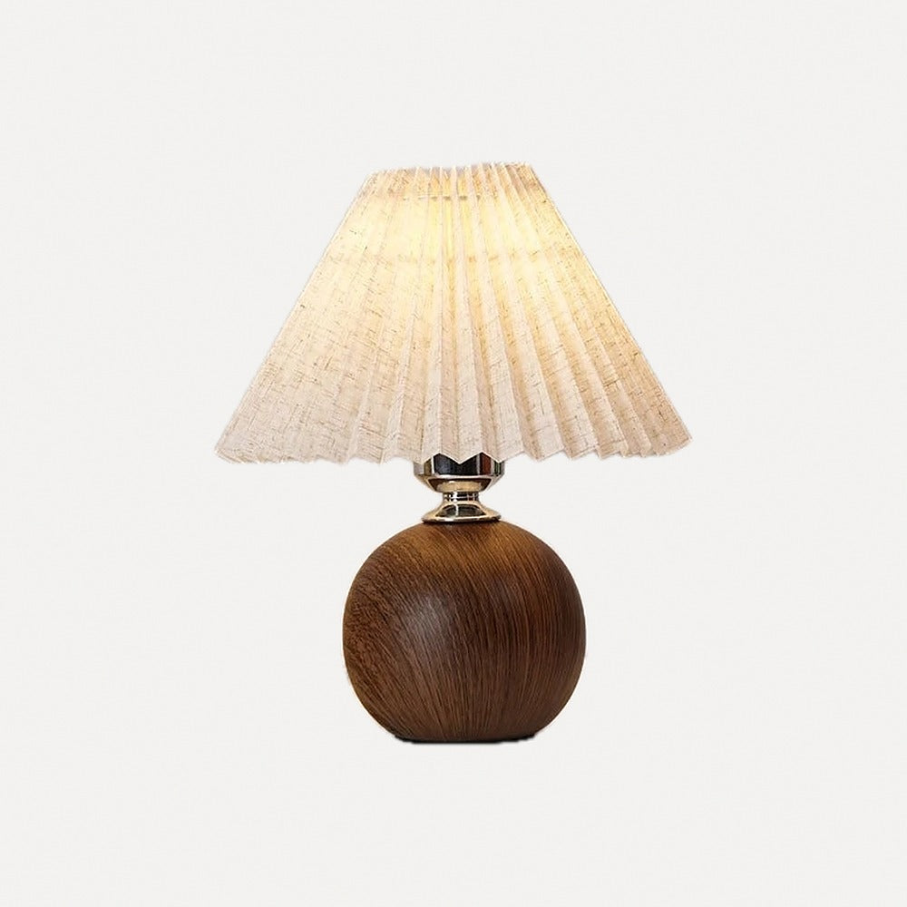 Lampe abat-jour plissé et pied boule en bois – Conques, sur fond blanc