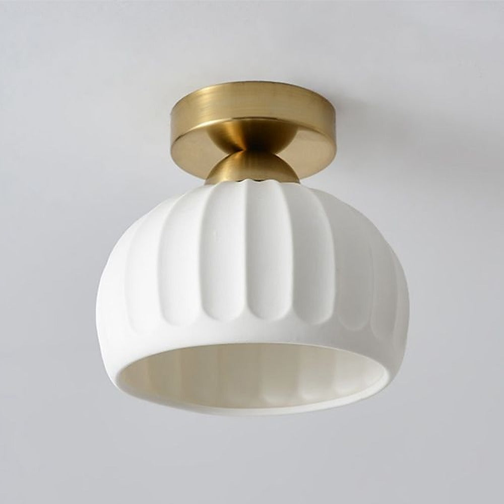 Plafonnier en verre cannelé ou céramique blanche – Dinard, sur fond clair