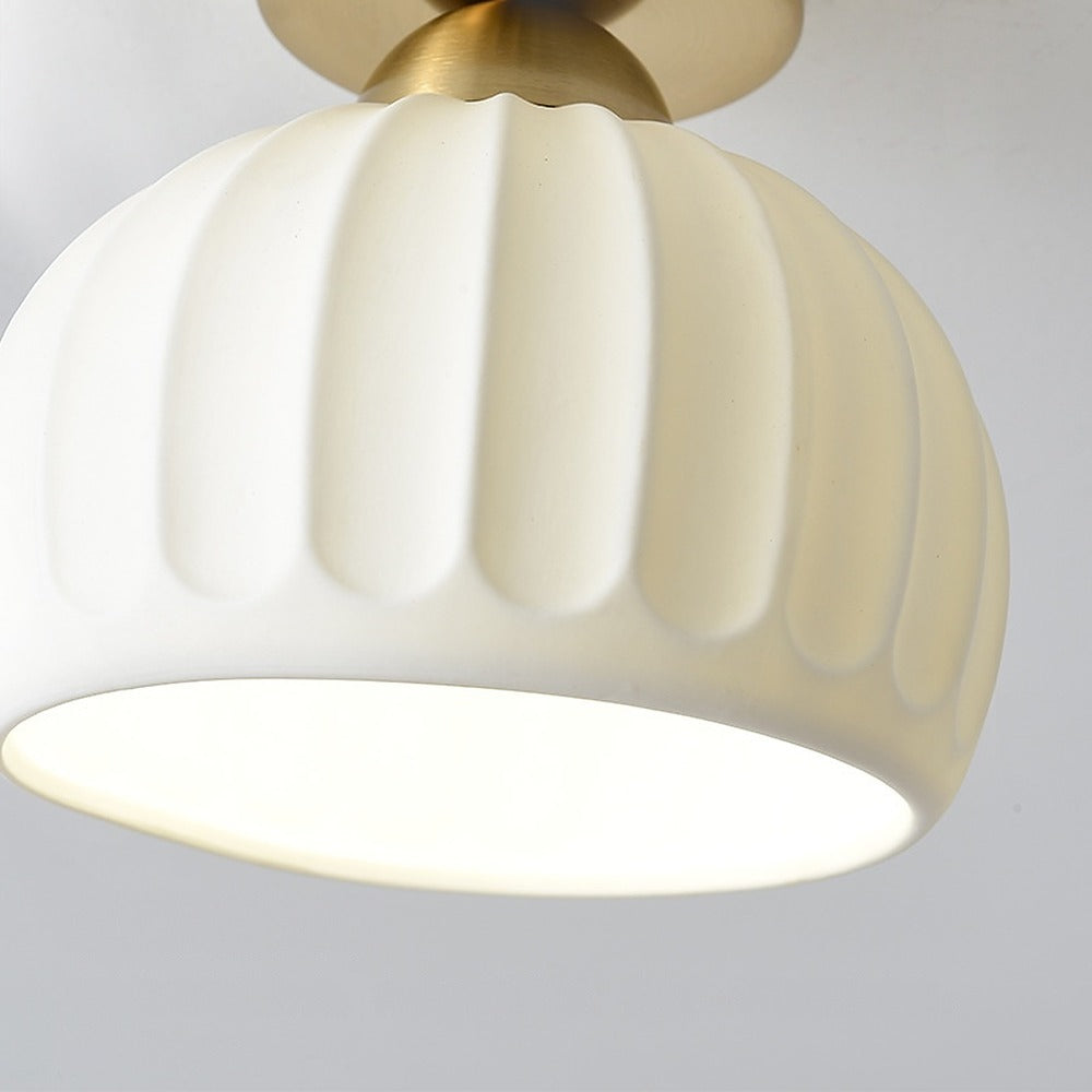 Plafonnier en verre cannelé ou céramique blanche – Dinard, vue de détail