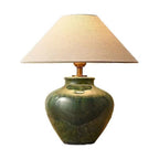 Lampe jarre en céramique, vert émaillé ou terre cuite – Fayence, sur fond blanc