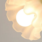 Lampe fleur, tige courbée et corolle opaline, rose ou vert – Gerberoy allumée
