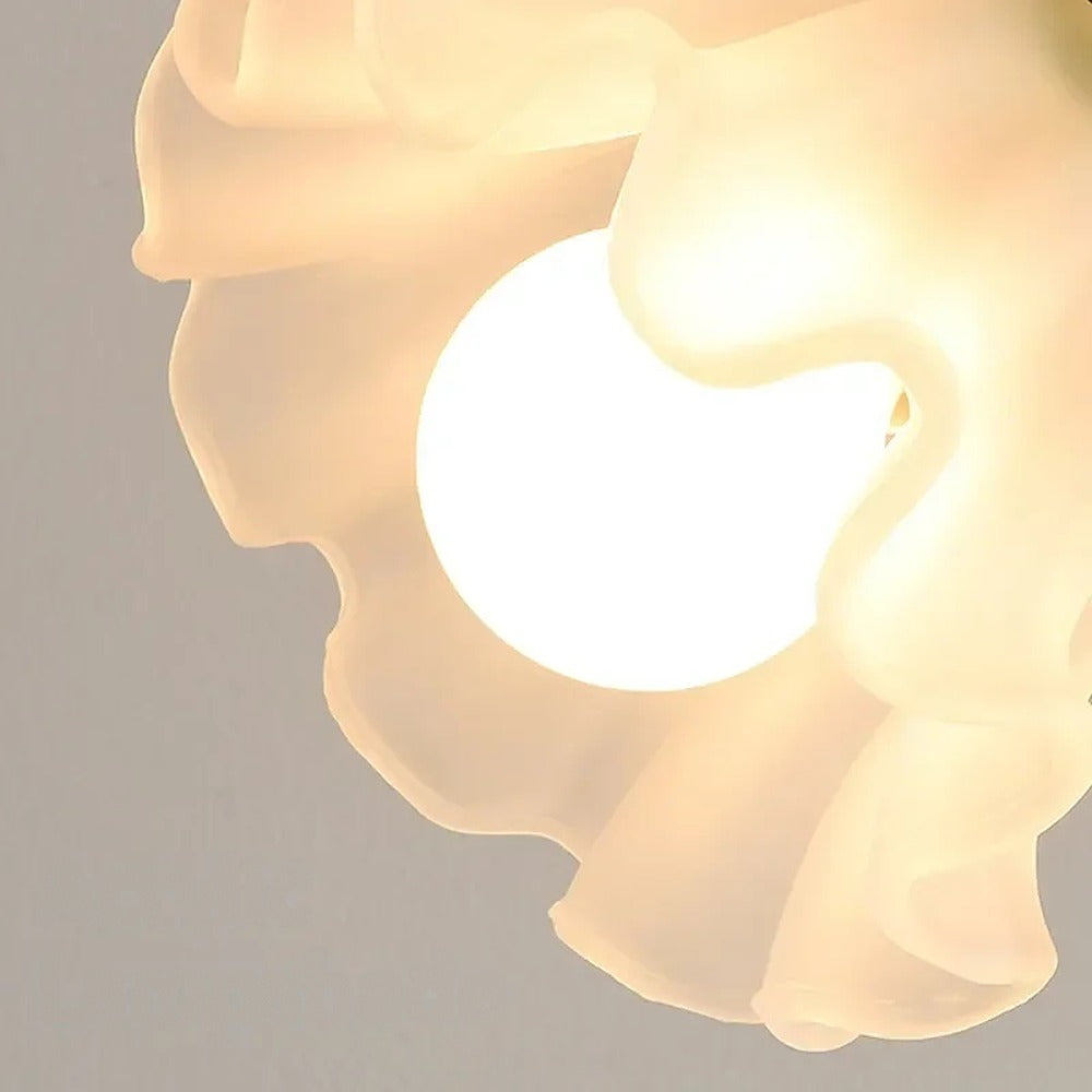 Lampe fleur, tige courbée et corolle opaline, rose ou vert – Gerberoy allumée