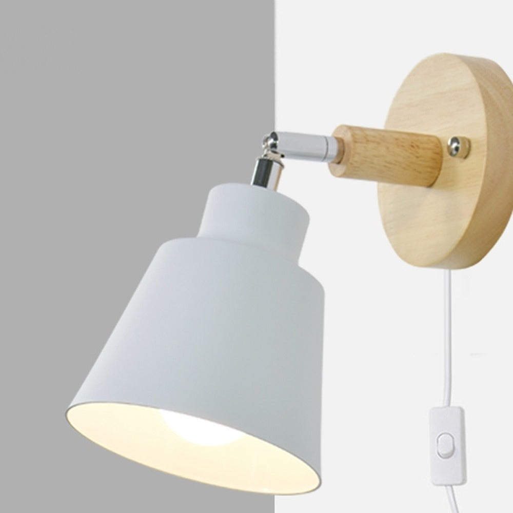 Applique à brancher en bois et métal laqué, orientable – Granville, sur fond clair