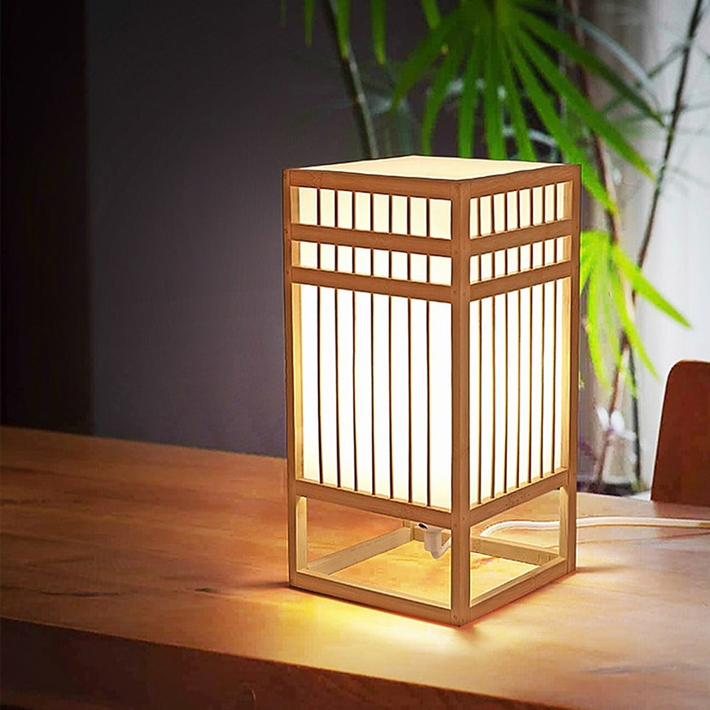 Lampe à poser lanterne en bambou, style japonais – Hakata allumée