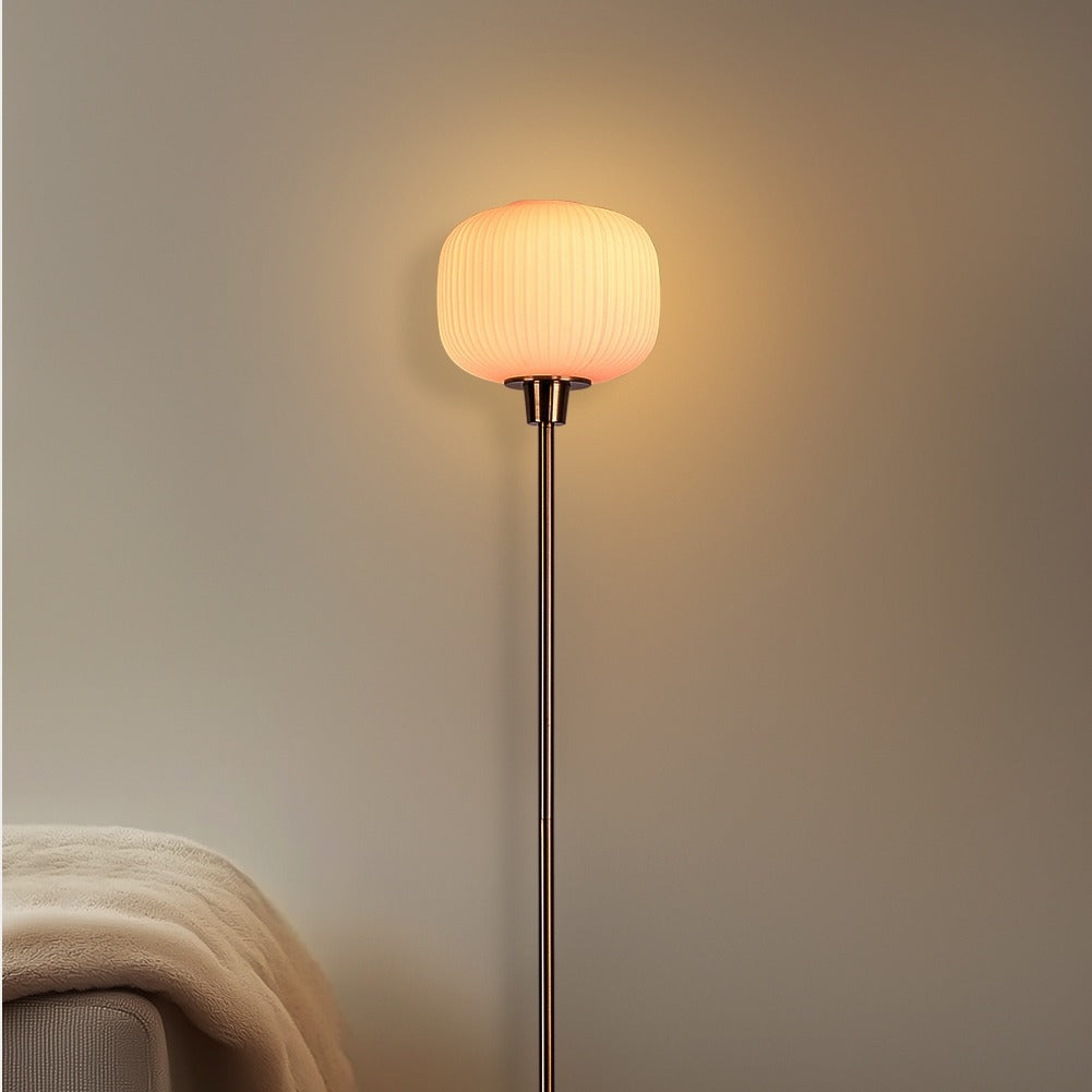 Lampadaire fin et globe en verre opalin, laiton – Honfleur, sur fond clair
