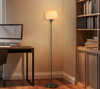 Lampadaire fin et globe en verre opalin, laiton – Honfleur dans un intérieur