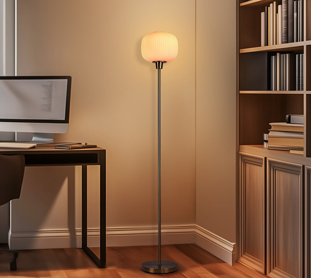 Lampadaire fin et globe en verre opalin, laiton – Honfleur dans un intérieur