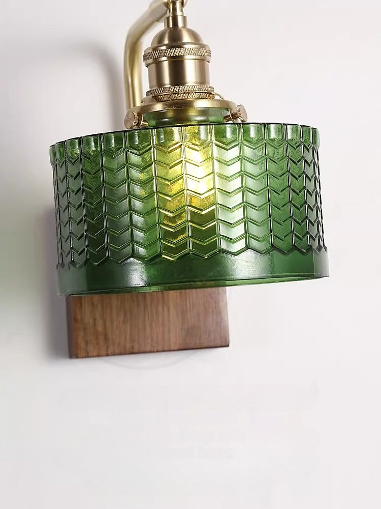 Applique en verre ciselé, laiton et bois, vert ou clair – Labeaume, sur fond clair