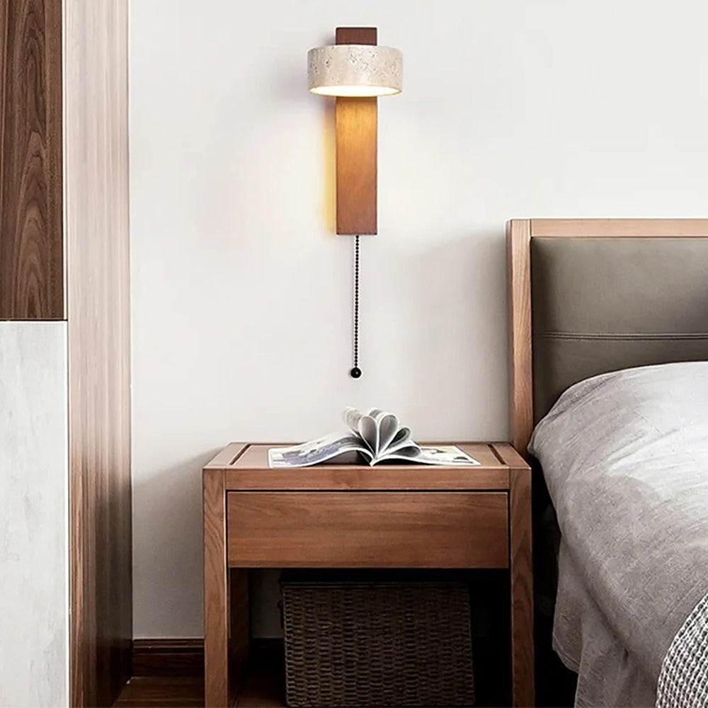 Applique liseuse en travertin orientable sur planche en bois – Lauris dans un intérieur
