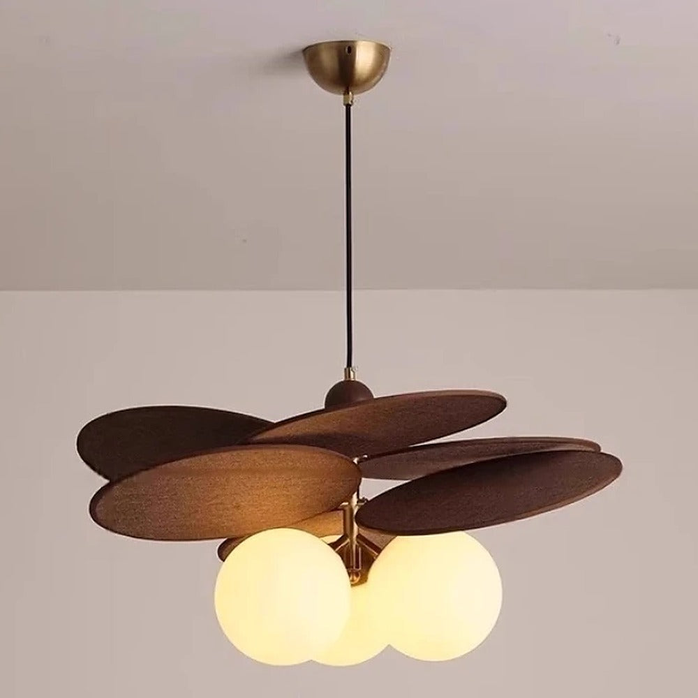 Suspension pétales en rotin et globes de verre – Lerici allumée