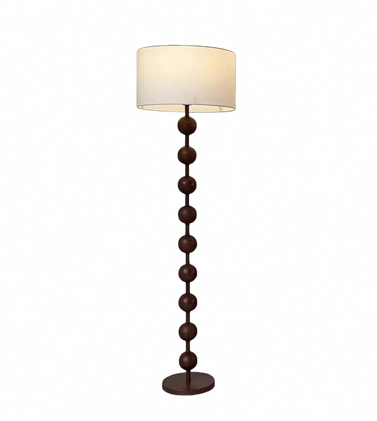 Lampadaire pied en perles de bois et abat-jour tambour – Lioux, sur fond blanc
