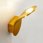 Applique LED courbe en aluminium brossé, blanc ou noir – Lodève dans un intérieur