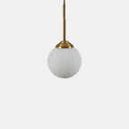 Suspension boule en verre, douille dorée – Lucca, sur fond blanc