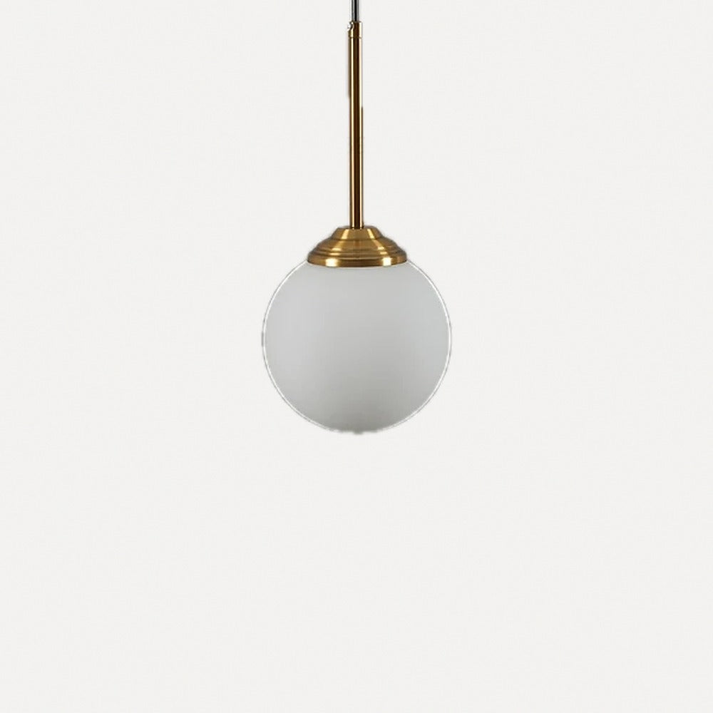 Suspension boule en verre, douille dorée – Lucca, sur fond blanc