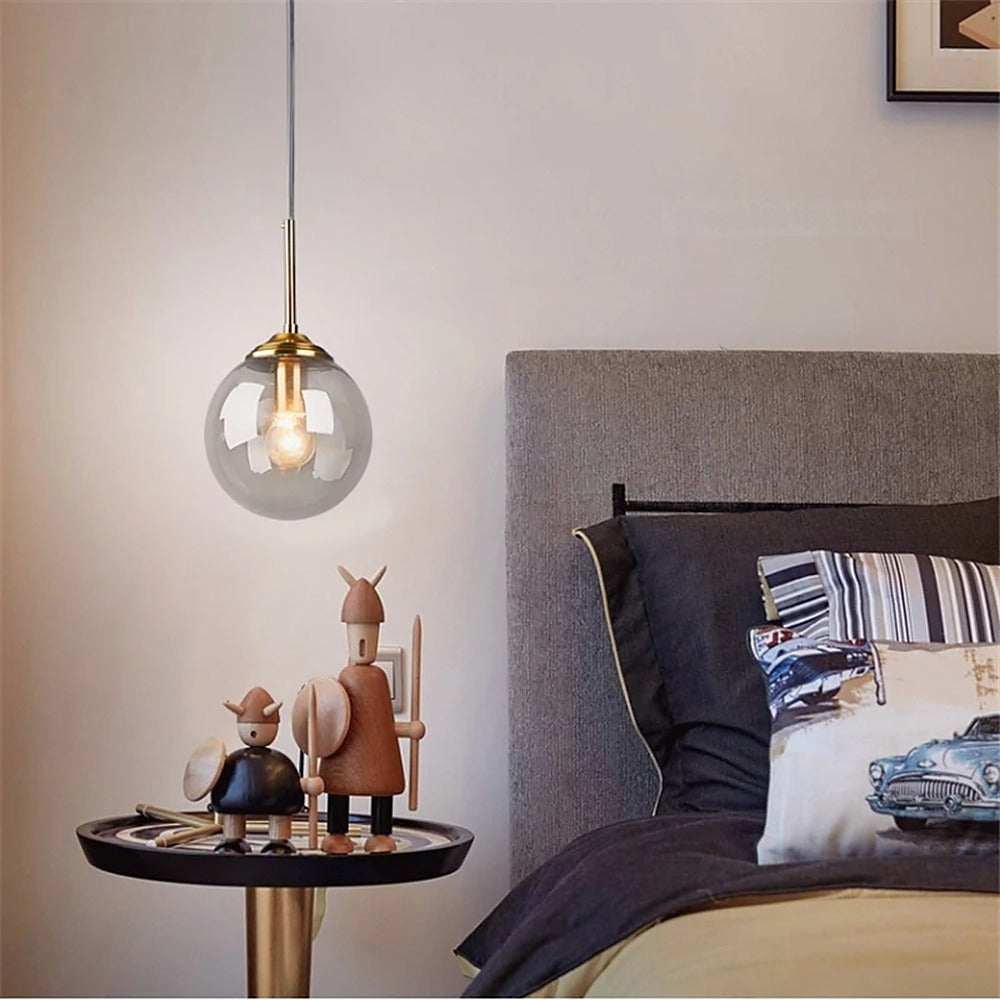 Suspension boule en verre, douille dorée – Lucca dans un intérieur