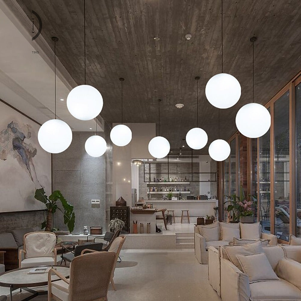Suspension globe en verre opalin, Ø 10 à 25 cm – Marais, vue d’ambiance