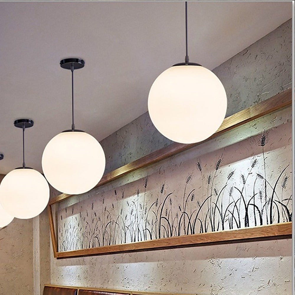 Suspension globe en verre opalin, Ø 10 à 25 cm – Marais dans un intérieur