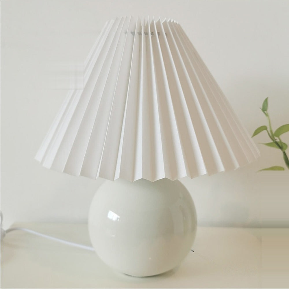 Lampe pied boule en céramique et abat-jour plissé – Marsanne, finition abat-jour évasé, pied blanc