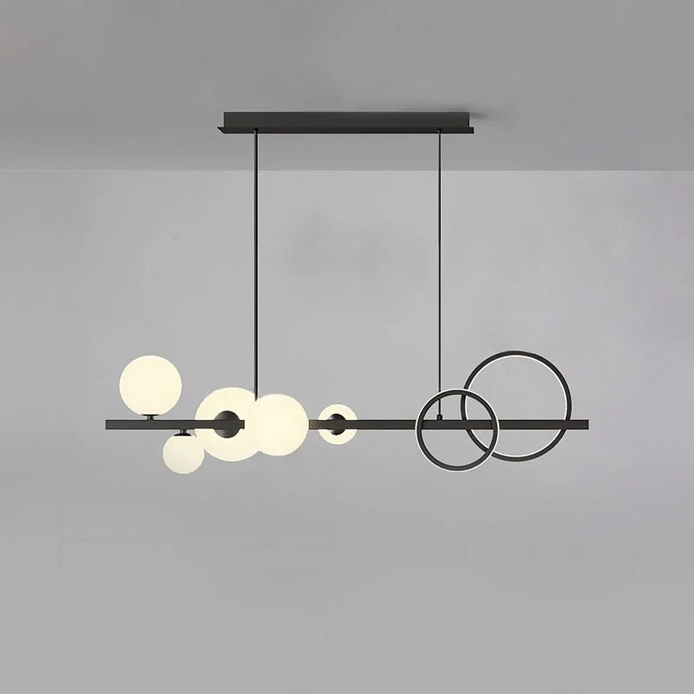 Suspension linéaire globes de verre et anneaux LED – Menthon, finition noir, verre opalin