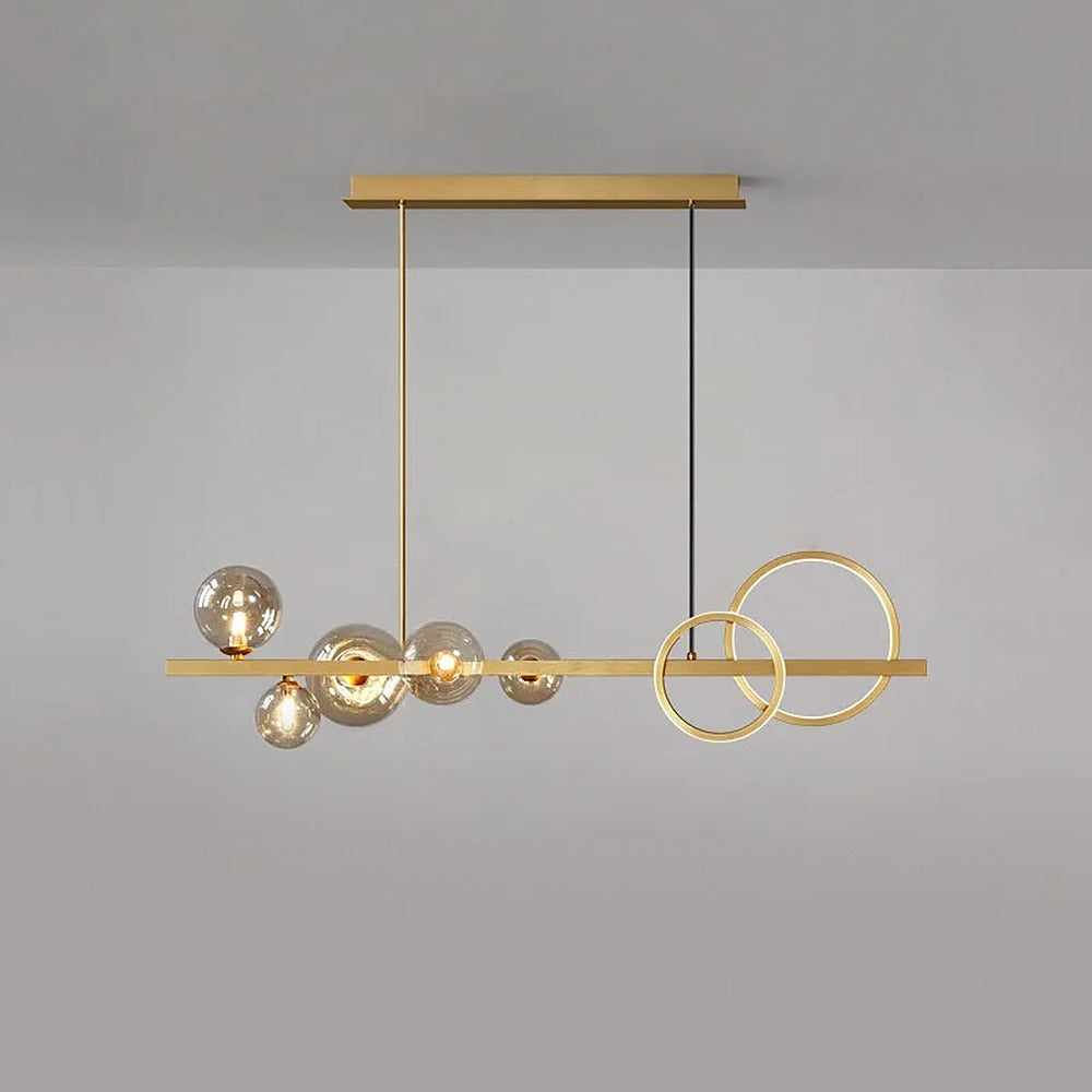 Suspension linéaire globes de verre et anneaux LED – Menthon, finition doré, verre ambré