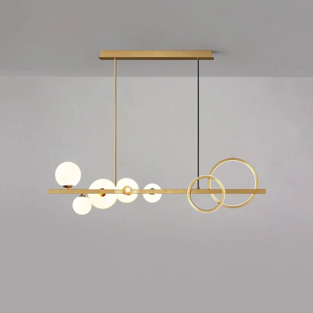 Suspension linéaire globes de verre et anneaux LED – Menthon, finition doré, verre opalin