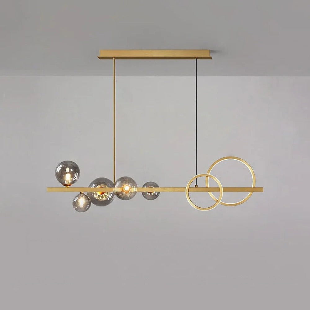 Suspension linéaire globes de verre et anneaux LED – Menthon, finition doré, verre fumé