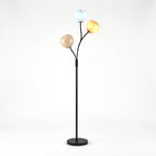 Lampadaire trois globes de verre beige, orange et bleu – Chioggia, sur fond uni