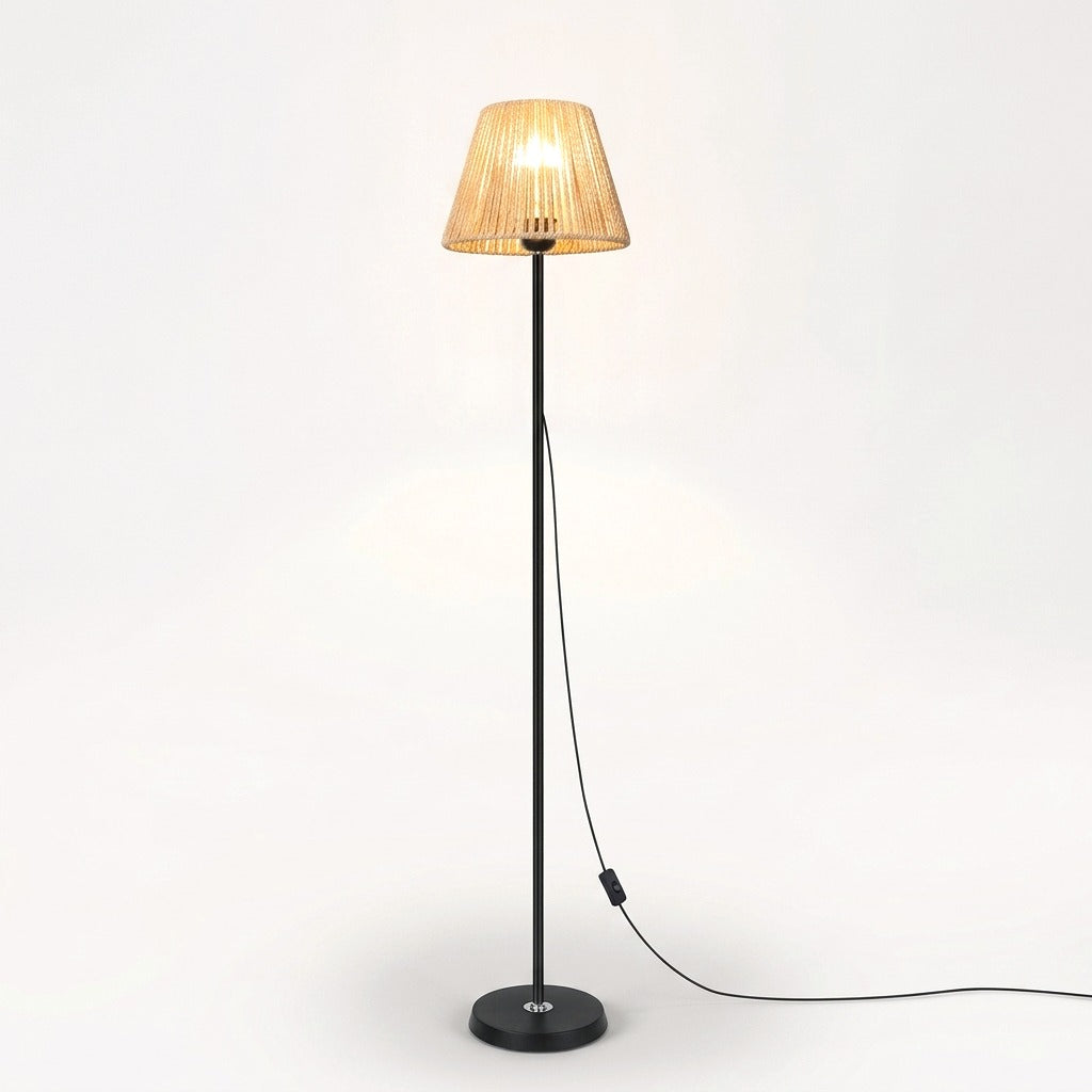 Lampadaire en rotin tressé main, H 140 cm – Frigiliana, sur fond uni