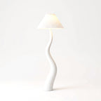 Lampadaire sculptural ondulé et abat-jour plissé – Joucas, sur fond uni