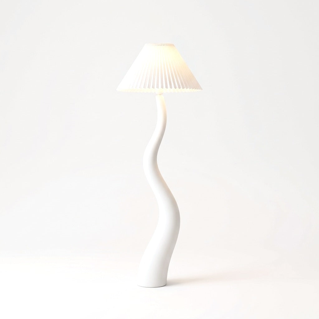 Lampadaire sculptural ondulé et abat-jour plissé – Joucas, sur fond uni