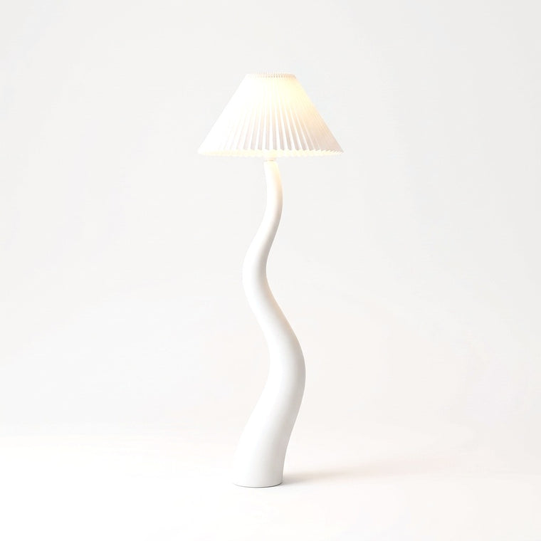 Lampadaire sculptural ondulé et abat-jour plissé – Joucas, sur fond uni