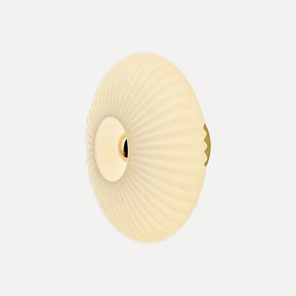 Applique coquillage en verre strié, fumé, cognac ou blanc – Mimizan, sur fond blanc