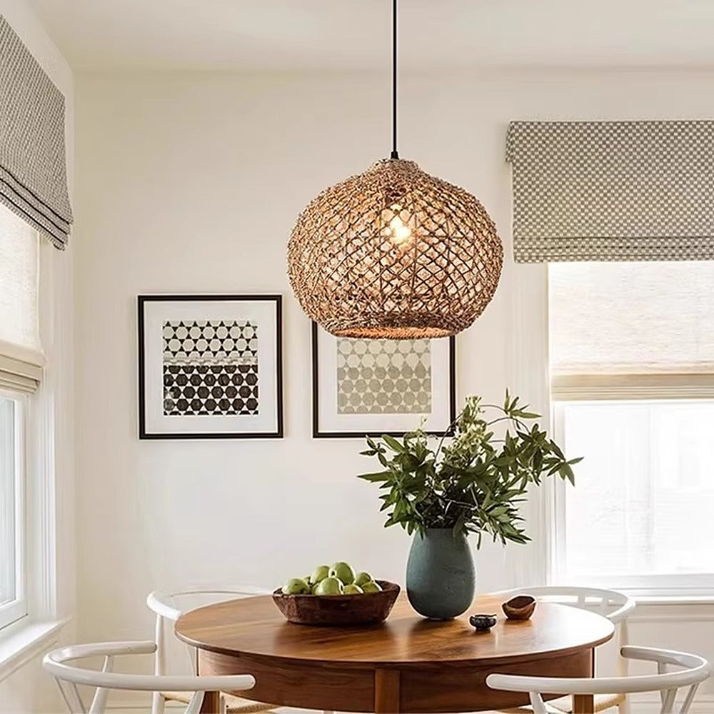 Suspension lanterne en rotin tressé, esprit bohème – Mojácar dans un intérieur