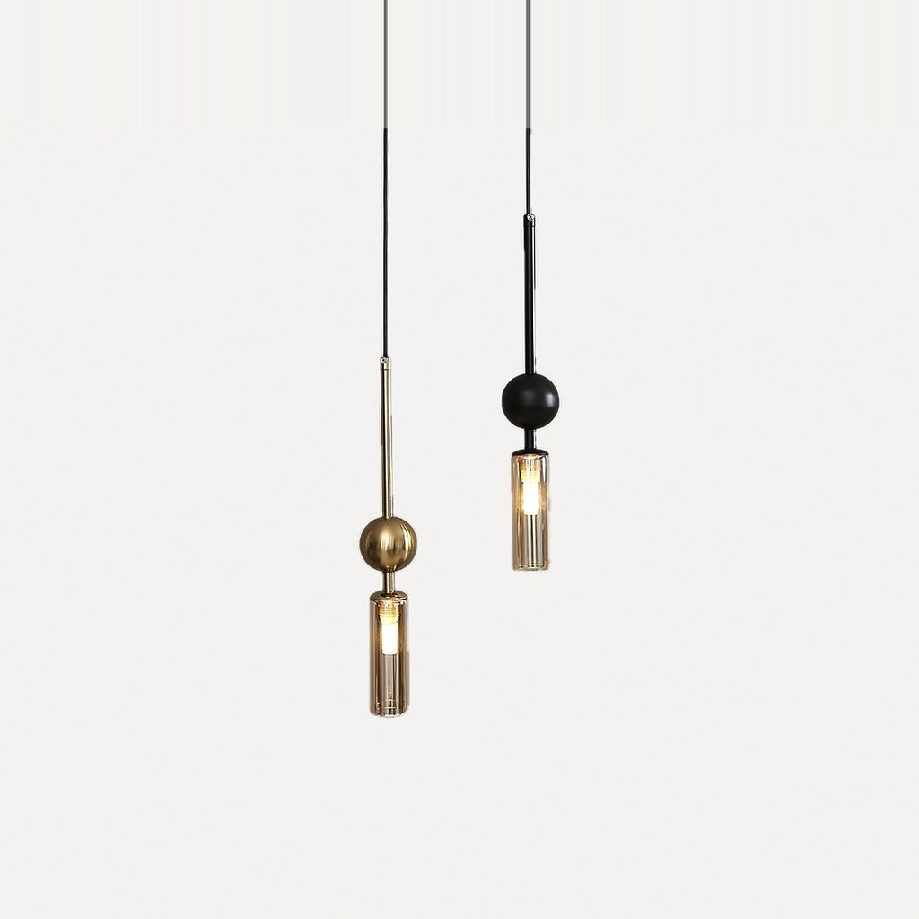 Suspension tube de verre et sphère, dorée ou noire – Montaigne, sur fond blanc