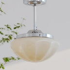 Plafonnier rétro en verre blanc jade et laiton vieilli – Montolieu, vue d’ambiance