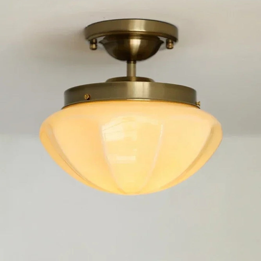 Plafonnier rétro en verre blanc jade et laiton vieilli – Montolieu dans un intérieur