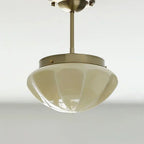 Plafonnier rétro en verre blanc jade et laiton vieilli – Montolieu, sur fond clair