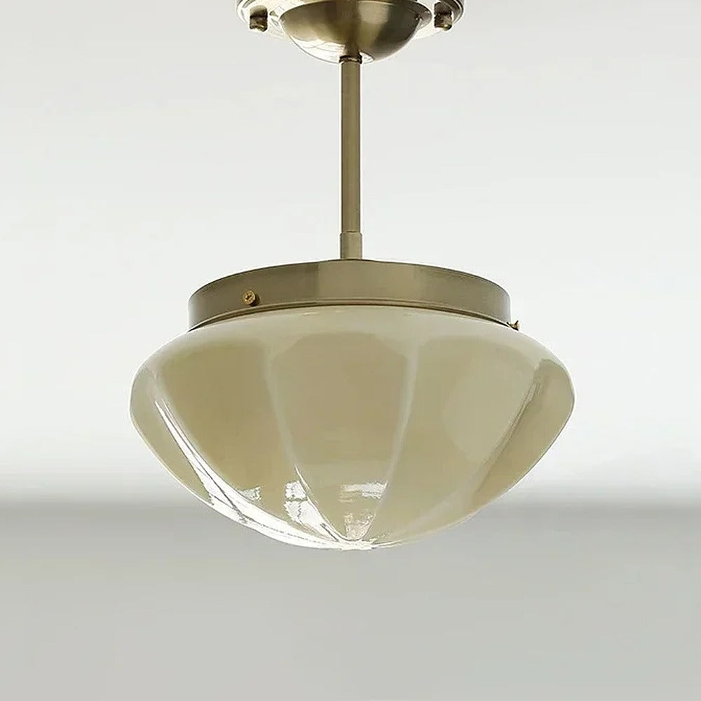 Plafonnier rétro en verre blanc jade et laiton vieilli – Montolieu, sur fond clair