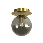 Petit plafonnier globe de verre et platine dorée – Mouffetard, sur fond blanc