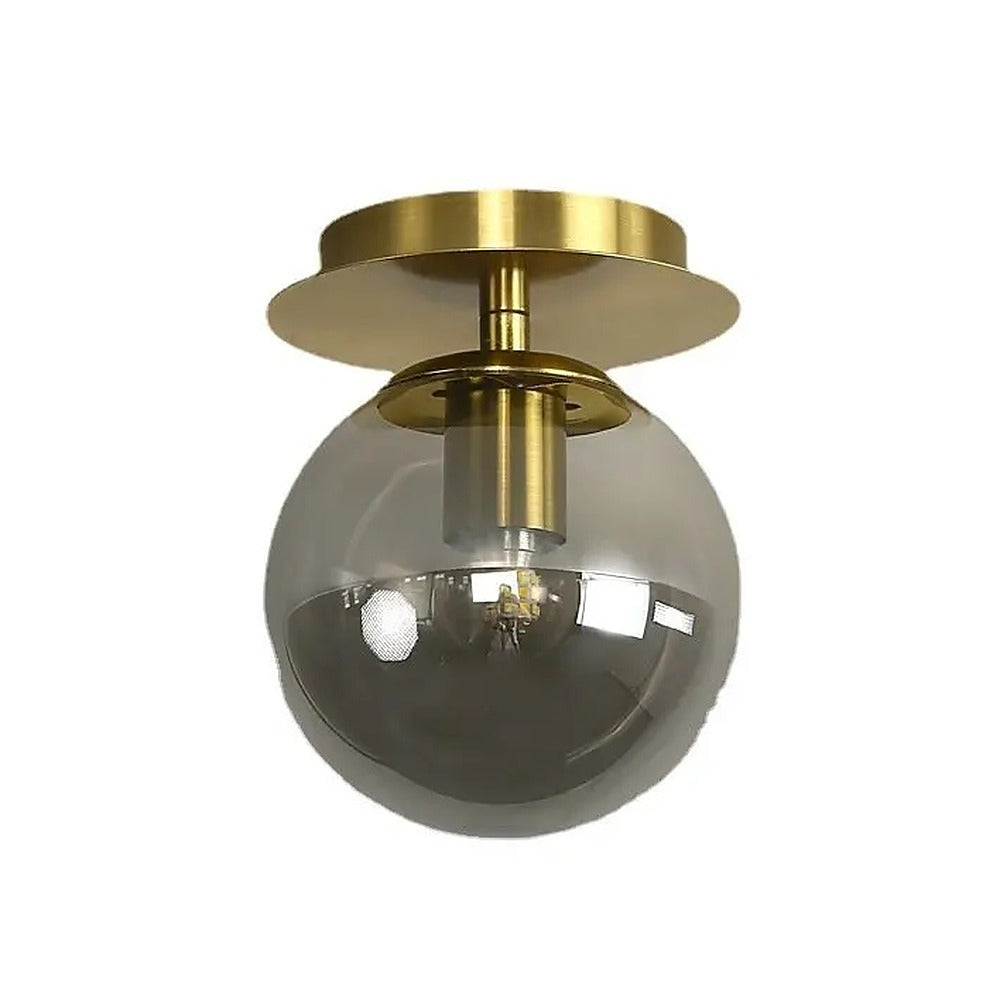 Petit plafonnier globe de verre et platine dorée – Mouffetard, sur fond blanc