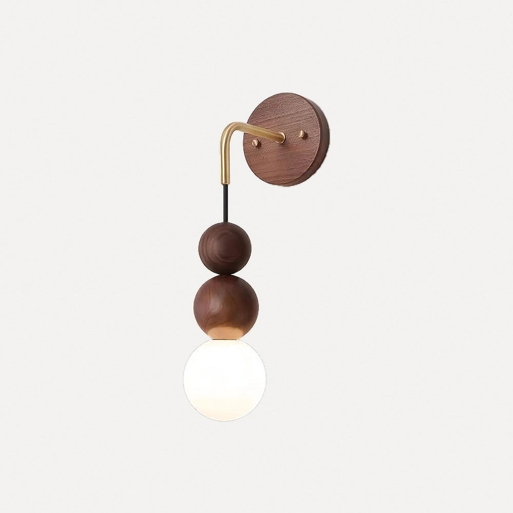 Applique perles de noyer ou bois clair et globe opalin – Nagahama, sur fond blanc