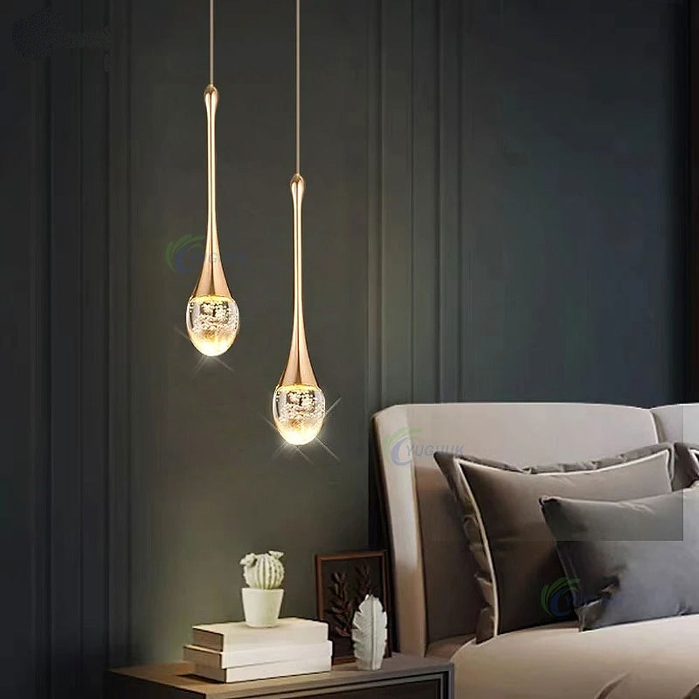 Suspension goutte LED dorée à bulles – Odéon dans un intérieur