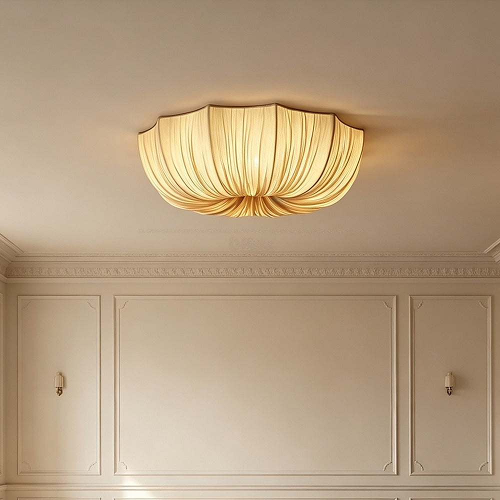 Suspension en tissu plissé et chaîne, style wabi-sabi – Ohara, vue d’ambiance