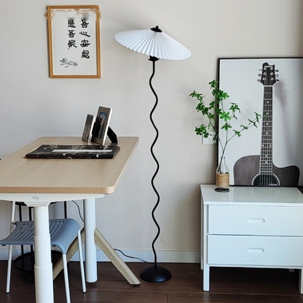 Lampadaire abat-jour plissé, blanc, vert ou beige – Onomichi, vue d’ambiance